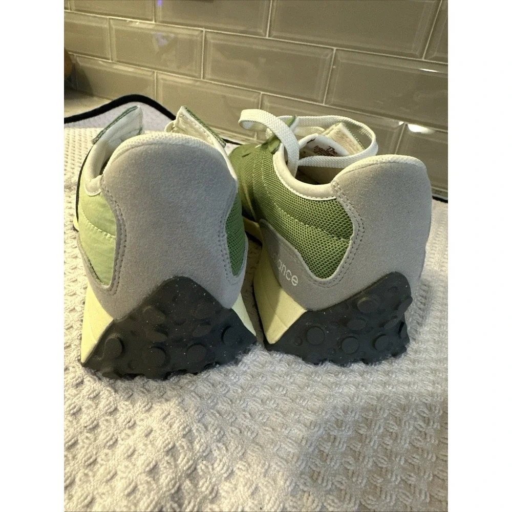 New Balance 327 Chive Avocado GS327RB Unisex Boys Sz 6/ Women's 7.5-8 (38.5) NEW